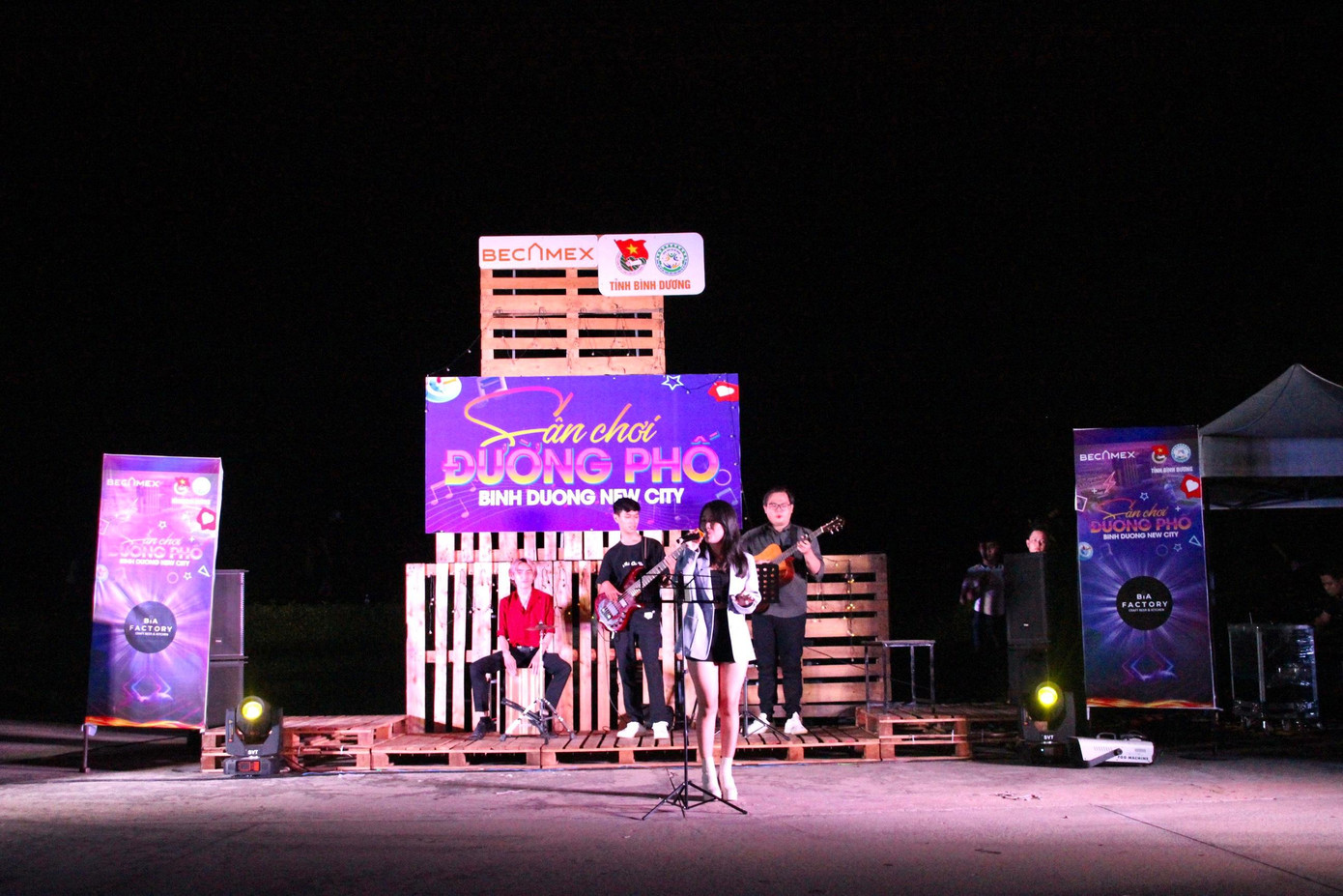 Ngoài trò chơi dân gian, các tiết mục ca nhạc tại sân chơi đường phố cũng thu hút đông đảo các bạn trẻ tham gia