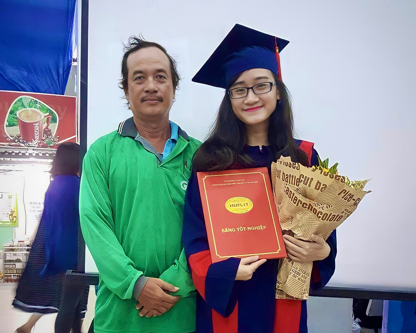 Ông Khiêm tự hào tham dự buổi lễ tốt nghiệp của con gái trong bộ đồng phục Grab