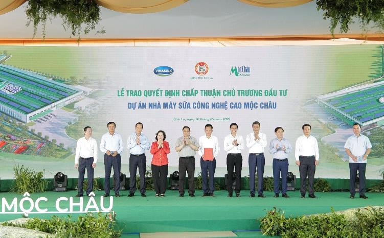 Ông Phạm Hải Nam (đứng giữa) – Tổng Giám đốc Mộc Châu Milk đại diện nhận Quyết định chấp thuận chủ trương đầu tư cho hạng mục “Nhà máy sữa công nghệ cao Mộc Châu” từ lãnh đạo Tỉnh Sơn La.