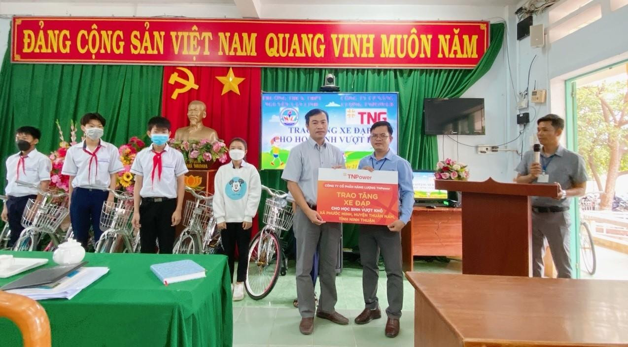 Đại diện TNPower trao tặng xe đạp tại xã Phước Ninh (Ninh Thuận)