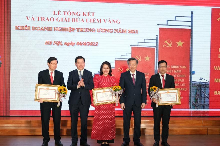Đại diện Agribank nhận giải Nhì đối với tác phẩm “Đảng bộ Agribank: Đấu tranh thông tin xấu độc trên không gian mạng, góp phần bảo vệ nền tảng tư tưởng và sự lãnh đạo của Đảng” Đại diện Agribank nhận giải Nhì đối với tác phẩm “Đảng bộ Agribank: Đấu tranh thông tin xấu độc trên không gian mạng, góp phần bảo vệ nền tảng tư tưởng và sự lãnh đạo của Đảng”