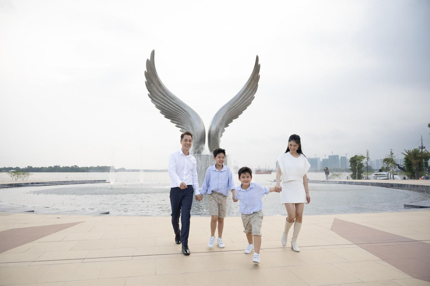 Cả gia đình thích thú ghi lại những khoảnh khắc tuyệt vời trong chuyến trải nghiệm