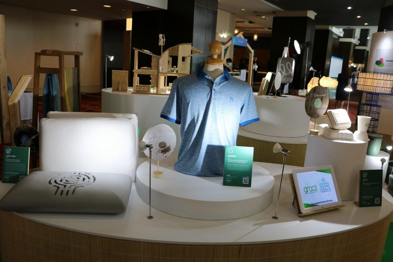 Gian hàng trưng bày chiếc áo Polo Cafe “made in Việt Nam” của Faslink tại chuỗi sự kiện APEC 2022 Thái Lan Gian hàng trưng bày chiếc áo Polo Cafe “made in Việt Nam” của Faslink tại chuỗi sự kiện APEC 2022 Thái Lan