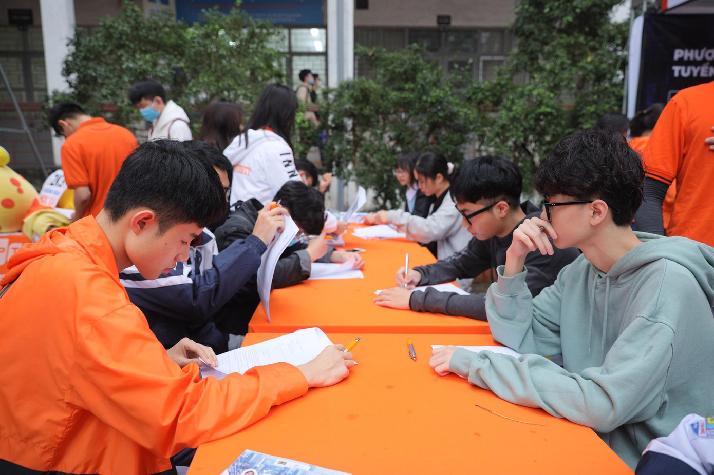 Các bạn học sinh THPT thi thử đề toán logic ngay tại gian hàng Đại học FPT Hà Nội Các bạn học sinh THPT thi thử đề toán logic ngay tại gian hàng Đại học FPT Hà Nội