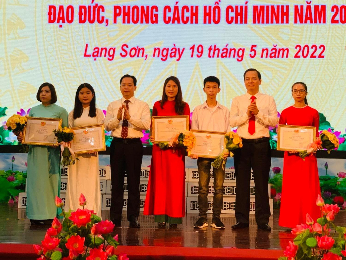 Lãnh đạo Tỉnh ủy Lạng Sơn trao giải Nhất cho 5 cá nhân - Ảnh: Duy Chiến Lãnh đạo Tỉnh ủy Lạng Sơn trao giải Nhất cho 5 cá nhân - Ảnh: Duy Chiến