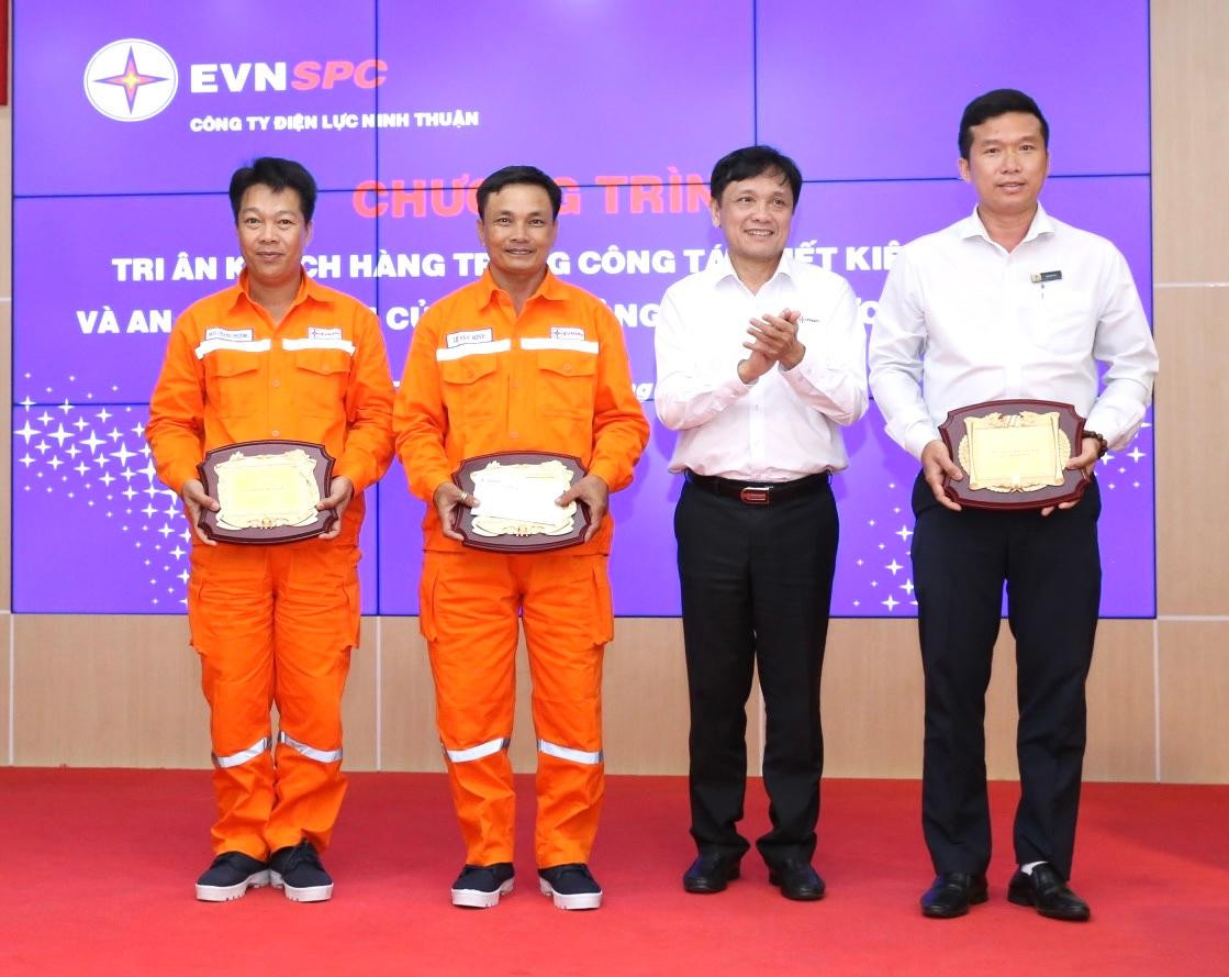 Tổng giám đốc EVNSPC Nguyễn Phước Đức (áo trắng, giữa) thăm hỏi và tặng quà cán bộ, công nhân lao động, đoàn viên công đoàn của các đơn vị trực thuộc Công ty Điện lực Ninh Thuận.