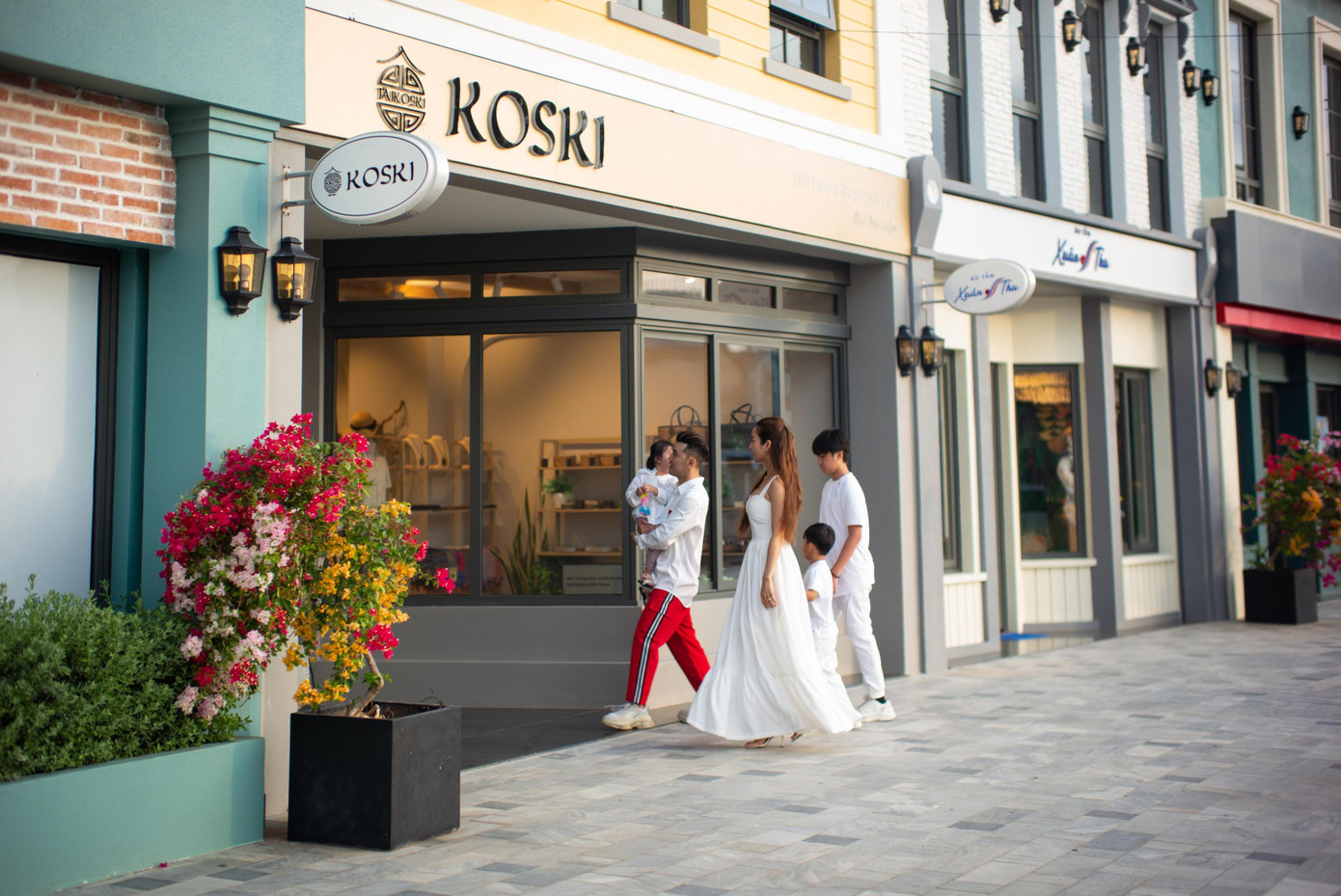 Gia đình cũng dành thời gian mua sắm trên đại lộ Sunny với các thương hiệu có tên tuổi đã đi vào hoạt động tạiThe Tropicana.