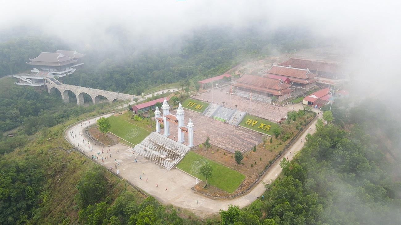 Cung đường VPBM 2022 cũng đi qua nhiều địa điểm đẹp tại Khu du lịch Tây Yên Tử như Cổng thành, chùa Hạ, chùa Trung, chùa Thượng, mang tới cảm giác thích thú cho các VĐV.