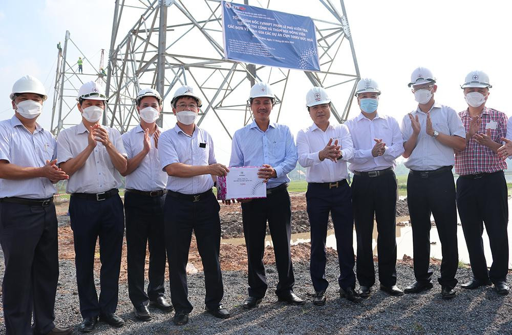 Tổng giám đốc EVNNPT Phạm Lê Phú tặng quà lực lượng thi công vị trí 27 thuộc nhánh rẽ 500kV của TBA 500kV Đức Hoà