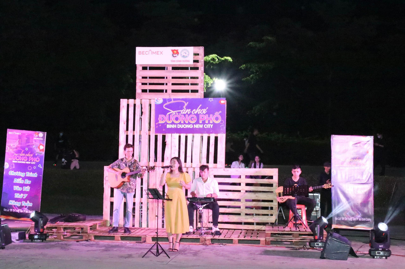 Sân chơi đường phố đang dần trở thành một điểm hẹn nơi giao lưu văn nghệ và giải trí cho người lao động vào dịp cuối tuần.