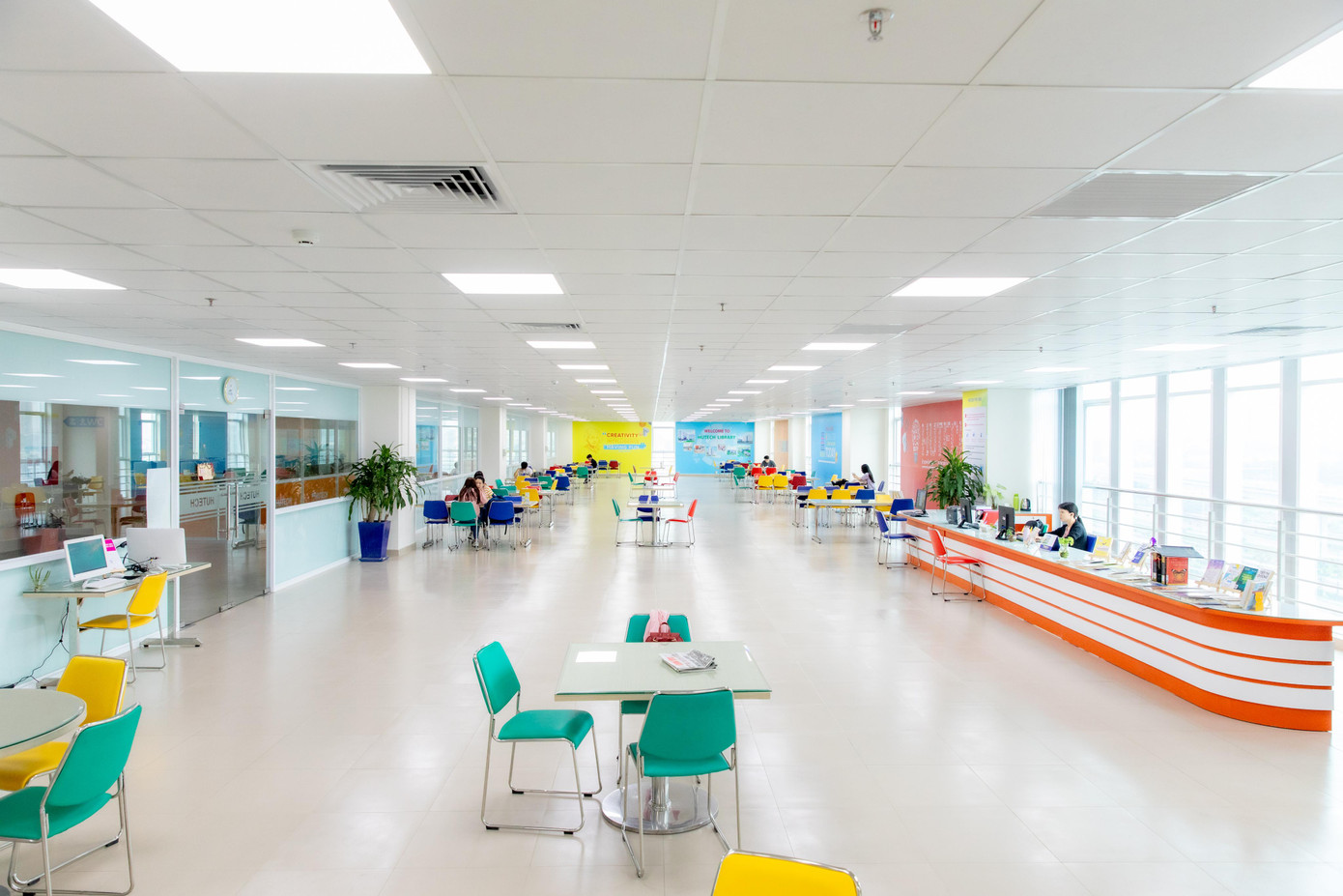 Một góc khu đọc sách trong Thư viện Trung tâm Đào tạo Nhân lực Chất lượng cao HUTECH