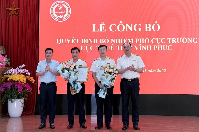 Phó Tổng cục trưởng Vũ Xuân Bách và Phó Chủ tịch UBND tỉnh Vĩnh Phúc Vũ Việt Văn trao các quyết định và tặng hoa chúc mừng 2 đồng chí Nguyễn Đức Huy và Nguyễn Doãn Nam Hải.