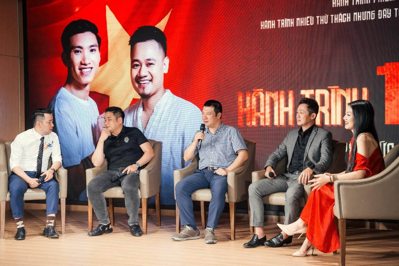 Diễn viên Minh Tiệp, BLV Quang Huy, MC Anh Tuấn đều dành những lời “có cánh” cho MV “Hành trình 1 niềm tin”. Diễn viên Minh Tiệp, BLV Quang Huy, MC Anh Tuấn đều dành những lời “có cánh” cho MV “Hành trình 1 niềm tin”.