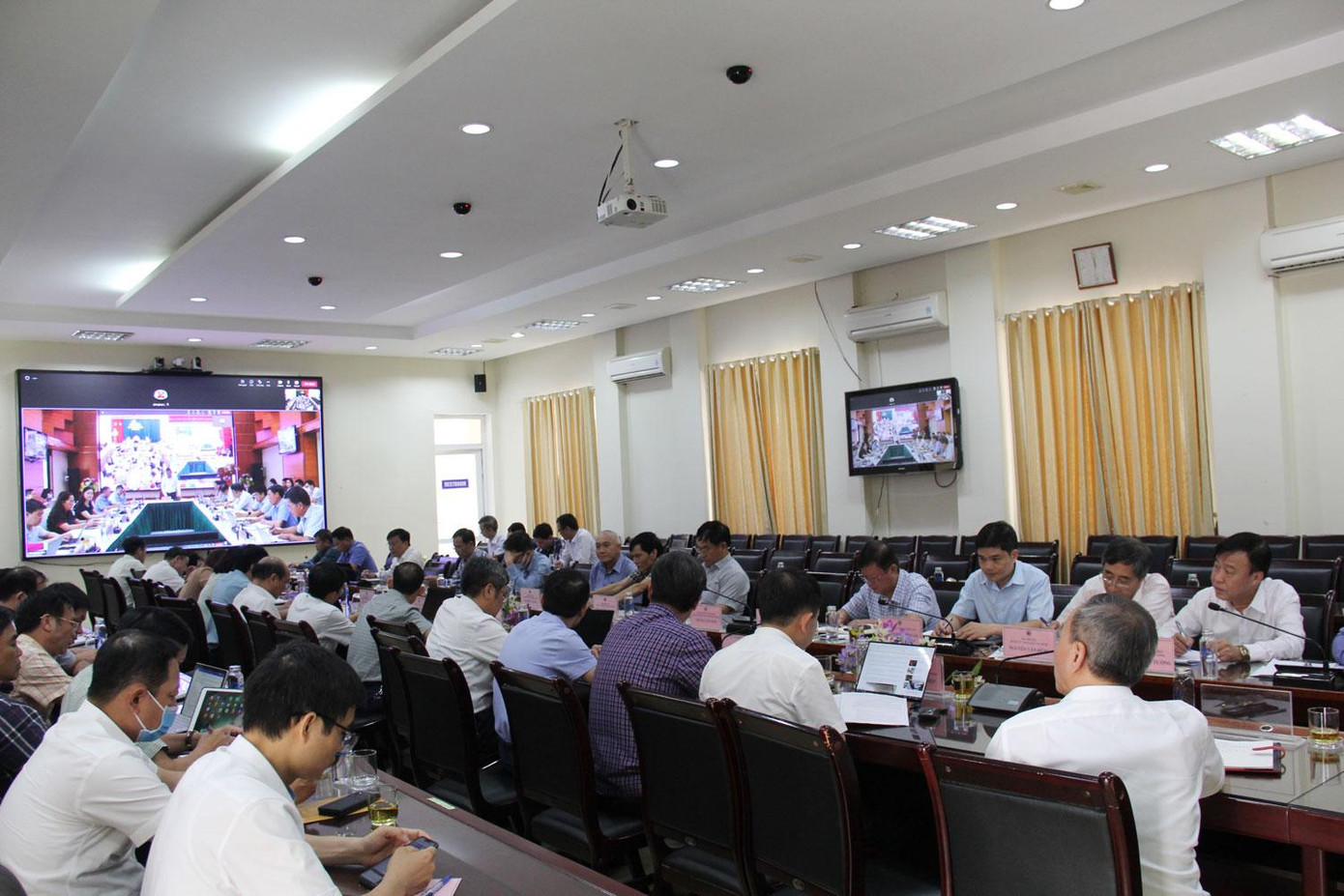 Quang cảnh hội nghị giao ban điều hành sản xuất tháng 5 tại điểm cầu Trung tâm điều hành sản xuất tại Quảng Ninh.