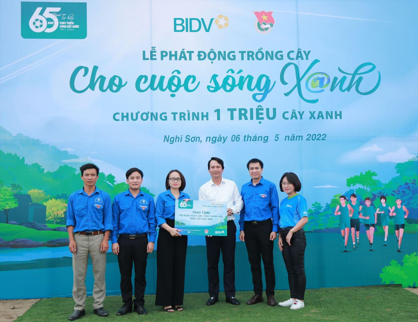 Ông Trần Long – Phó Tổng giám đốc BIDV (thứ 3 từ phải sang) tại buổi lễ phát động trồng cây xanh Ông Trần Long – Phó Tổng giám đốc BIDV (thứ 3 từ phải sang) tại buổi lễ phát động trồng cây xanh