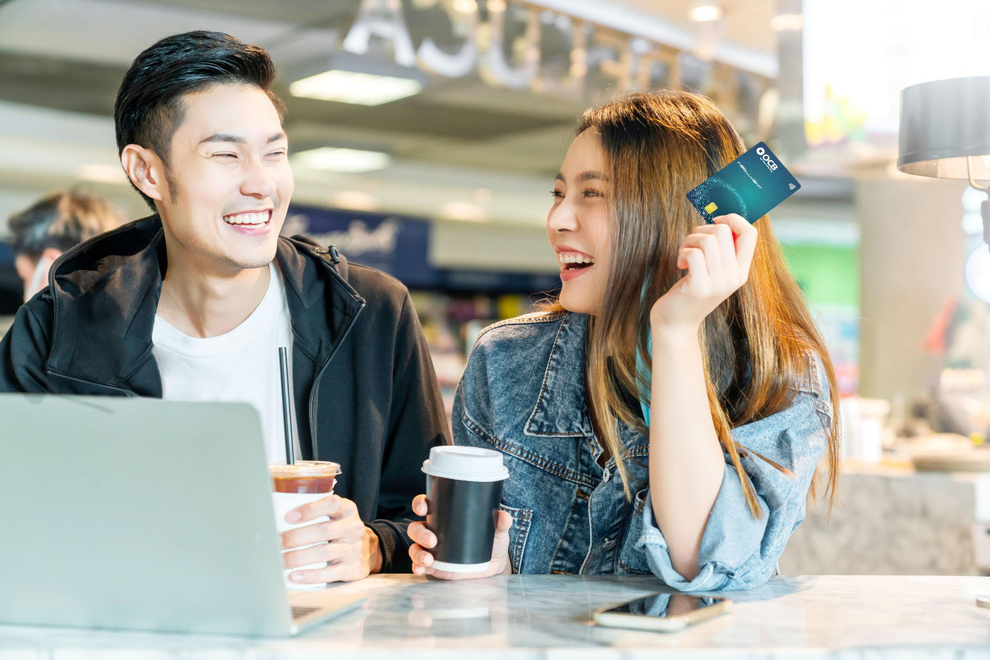 Thẻ OCB Installment Mastercard Platinum - sản phẩm Tận dụng nguồn ưu đãi đa dạng tại đối tác liên kết với ngân hàng Bên cạnh việc lựa chọn sản phẩm có ưu đãi phù hợp với nhu cầu chi tiêu, chủ thẻ OCB có thể cập nhật thêm các chương trình ưu đãi giảm giá, quà tặng tại các đối tác liên kết với ngân hàng, tận dụng chúng để hưởng quyền lợi cao hơn. Với nhu cầu mua sắm, thanh toán trực tuyến, khách hàng có thể ưu tiên sử dụng thẻ OCB tại các sàn TMĐT Shopee, Lazada, Tiki, Sendo để được giảm đến 650.00 đồng/tháng, trong đó giảm 100.000 đồng vào thứ 6 hàng tuần và 250.000 đồng vào các ngày đặc biệt trong tháng (ngày 6/6 và 10/6 sắp tới). Khi đặt món online tại GrabFood, Shopee Food, chọn thẻ OCB làm phương thức thanh toán, khách hàng cũng sẽ được tiết kiệm đến 40.000 đồng/đơn hàng mỗi ngày. Khách hàng thường xuyên mua sắm, ăn uống trực tiếp tại cửa hàng, nhà hàng, đặt phòng khách sạn, spa làm đẹp, hay muốn tham gia các khóa học ngoại ngữ,... có thể chọn sử dụng dịch vụ tại các địa điểm thuộc hệ sinh thái đối tác của OCB để được áp dụng hàng loạt các ưu đãi và giảm giá lên đến 50%. Một số thương hiệu đình đám hiện nay đang liên kết triển khai ưu đãi với OCB được đông đảo khách hàng ưa chuộng như, về ẩm thực có: GoGi House, GoGi Steak, Kichi Kichi, Manwah, BreadTalk, Sanfulou, Dì Mai - giảm 25% lên đến 200.000 đồng/hóa đơn; Du lịch có: Mytour, iVIVU, Agoda - giảm đến 1.5 triệu/đơn đặt phòng hoặc vé máy bay; Mua sắm điện máy gia dụng có Điện máy Thiên Hòa, Điện Máy Chợ Lớn - giảm đến 500.000 đồng/đơn hàng… Chủ thẻ OCB có thể theo dõi thông tin tại Website, Fanpage, cuộc gọi từ đội ngũ CSKH Thẻ, Email, SMS, ứng dụng ngân hàng số OMNI, để không bỏ lỡ bất kỳ ưu đãi nào. Được biết, dự kiến trong thời gian tới, nhà băng này sẽ tiếp tục hoàn thiện, phát triển hệ sinh thái thẻ và mở rộng mạng lưới đối tác để có thể đáp ứng ngày càng tốt hơn nhu cầu của khách hàng. Thông tin chi tiết vui lòng xem tại website: https://www.ocb.com.vn/vi/ca-nhan/the hoặc liên hệ Hotline: 1800 6678. thẻ với tính năng trả góp tự động mọi giao dịch Thẻ OCB Installment Mastercard Platinum - sản phẩm Tận dụng nguồn ưu đãi đa dạng tại đối tác liên kết với ngân hàng Bên cạnh việc lựa chọn sản phẩm có ưu đãi phù hợp với nhu cầu chi tiêu, chủ thẻ OCB có thể cập nhật thêm các chương trình ưu đãi giảm giá, quà tặng tại các đối tác liên kết với ngân hàng, tận dụng chúng để hưởng quyền lợi cao hơn. Với nhu cầu mua sắm, thanh toán trực tuyến, khách hàng có thể ưu tiên sử dụng thẻ OCB tại các sàn TMĐT Shopee, Lazada, Tiki, Sendo để được giảm đến 650.00 đồng/tháng, trong đó giảm 100.000 đồng vào thứ 6 hàng tuần và 250.000 đồng vào các ngày đặc biệt trong tháng (ngày 6/6 và 10/6 sắp tới). Khi đặt món online tại GrabFood, Shopee Food, chọn thẻ OCB làm phương thức thanh toán, khách hàng cũng sẽ được tiết kiệm đến 40.000 đồng/đơn hàng mỗi ngày. Khách hàng thường xuyên mua sắm, ăn uống trực tiếp tại cửa hàng, nhà hàng, đặt phòng khách sạn, spa làm đẹp, hay muốn tham gia các khóa học ngoại ngữ,... có thể chọn sử dụng dịch vụ tại các địa điểm thuộc hệ sinh thái đối tác của OCB để được áp dụng hàng loạt các ưu đãi và giảm giá lên đến 50%. Một số thương hiệu đình đám hiện nay đang liên kết triển khai ưu đãi với OCB được đông đảo khách hàng ưa chuộng như, về ẩm thực có: GoGi House, GoGi Steak, Kichi Kichi, Manwah, BreadTalk, Sanfulou, Dì Mai - giảm 25% lên đến 200.000 đồng/hóa đơn; Du lịch có: Mytour, iVIVU, Agoda - giảm đến 1.5 triệu/đơn đặt phòng hoặc vé máy bay; Mua sắm điện máy gia dụng có Điện máy Thiên Hòa, Điện Máy Chợ Lớn - giảm đến 500.000 đồng/đơn hàng… Chủ thẻ OCB có thể theo dõi thông tin tại Website, Fanpage, cuộc gọi từ đội ngũ CSKH Thẻ, Email, SMS, ứng dụng ngân hàng số OMNI, để không bỏ lỡ bất kỳ ưu đãi nào. Được biết, dự kiến trong thời gian tới, nhà băng này sẽ tiếp tục hoàn thiện, phát triển hệ sinh thái thẻ và mở rộng mạng lưới đối tác để có thể đáp ứng ngày càng tốt hơn nhu cầu của khách hàng. Thông tin chi tiết vui lòng xem tại website: https://www.ocb.com.vn/vi/ca-nhan/the hoặc liên hệ Hotline: 1800 6678. thẻ với tính năng trả góp tự động mọi giao dịch