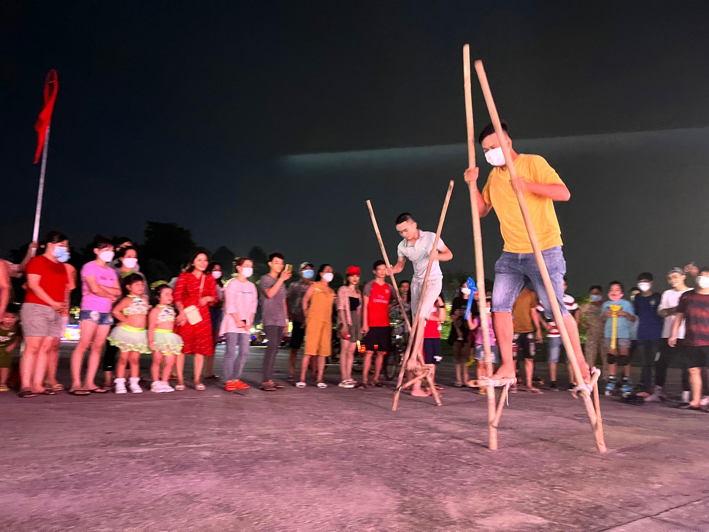 Trò chơi dân gian đi cà kheo thu hút đông đảo khan giả tham gia