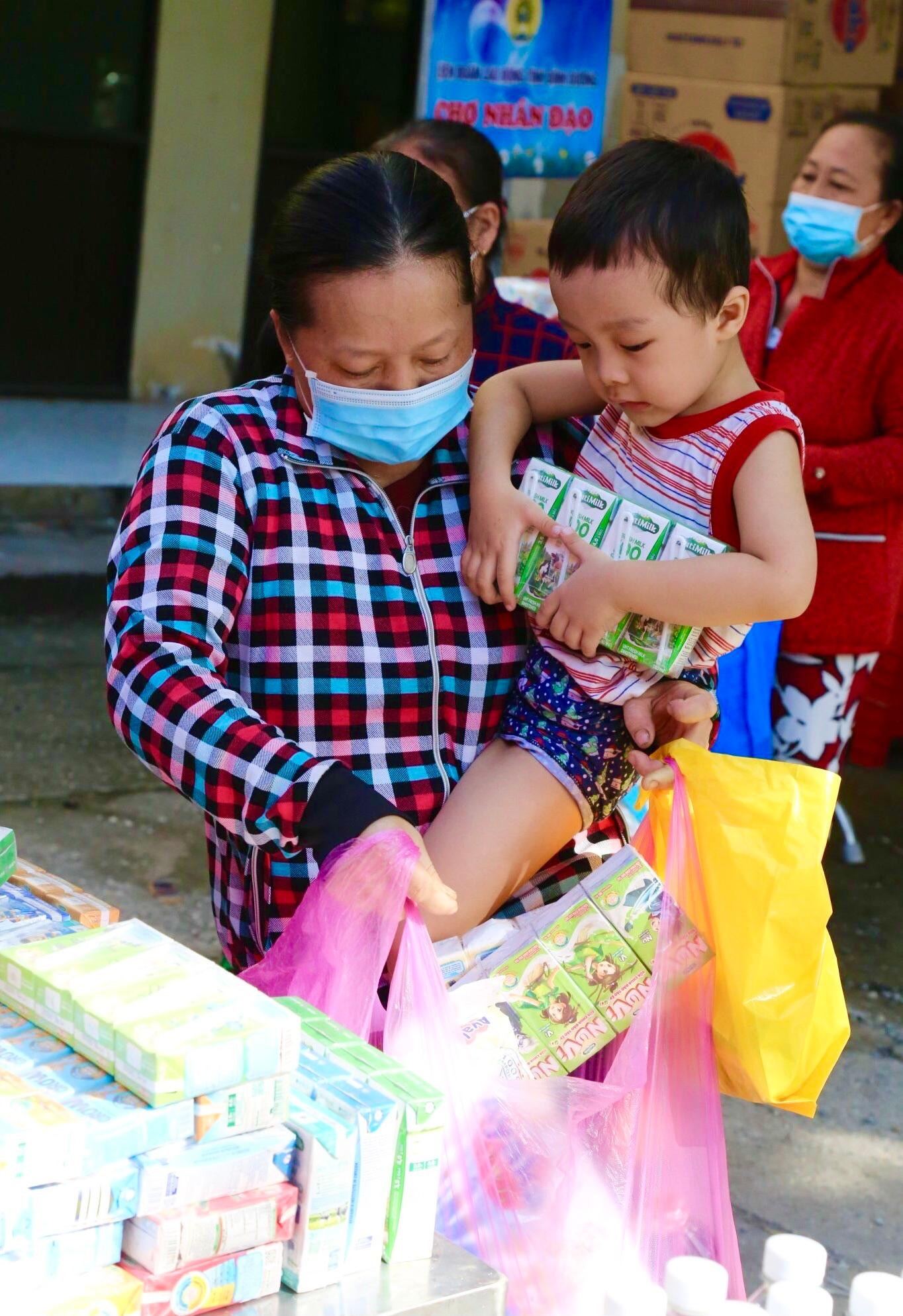 Hàng ngàn người dân nghèo đến nhận sữa và tã của Nutifood tại “Chợ 0 đồng”