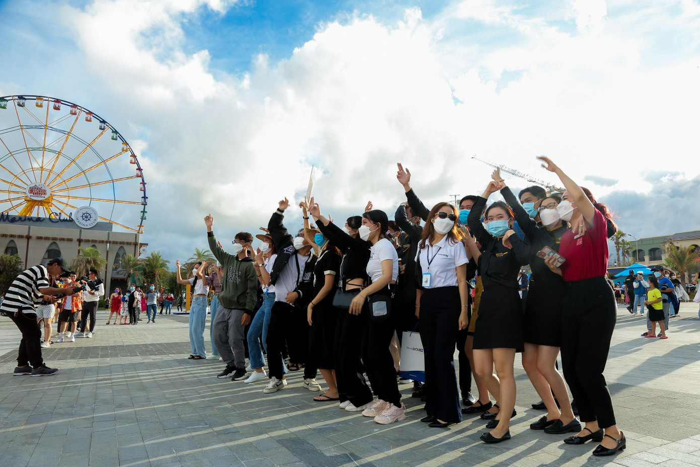 Hàng ngàn du khách tận hưởng không khí sôi động trong DJ show tại NovaWorld Phan Thiet. Ảnh: Novaland Hàng ngàn du khách tận hưởng không khí sôi động trong DJ show tại NovaWorld Phan Thiet. Ảnh: Novaland