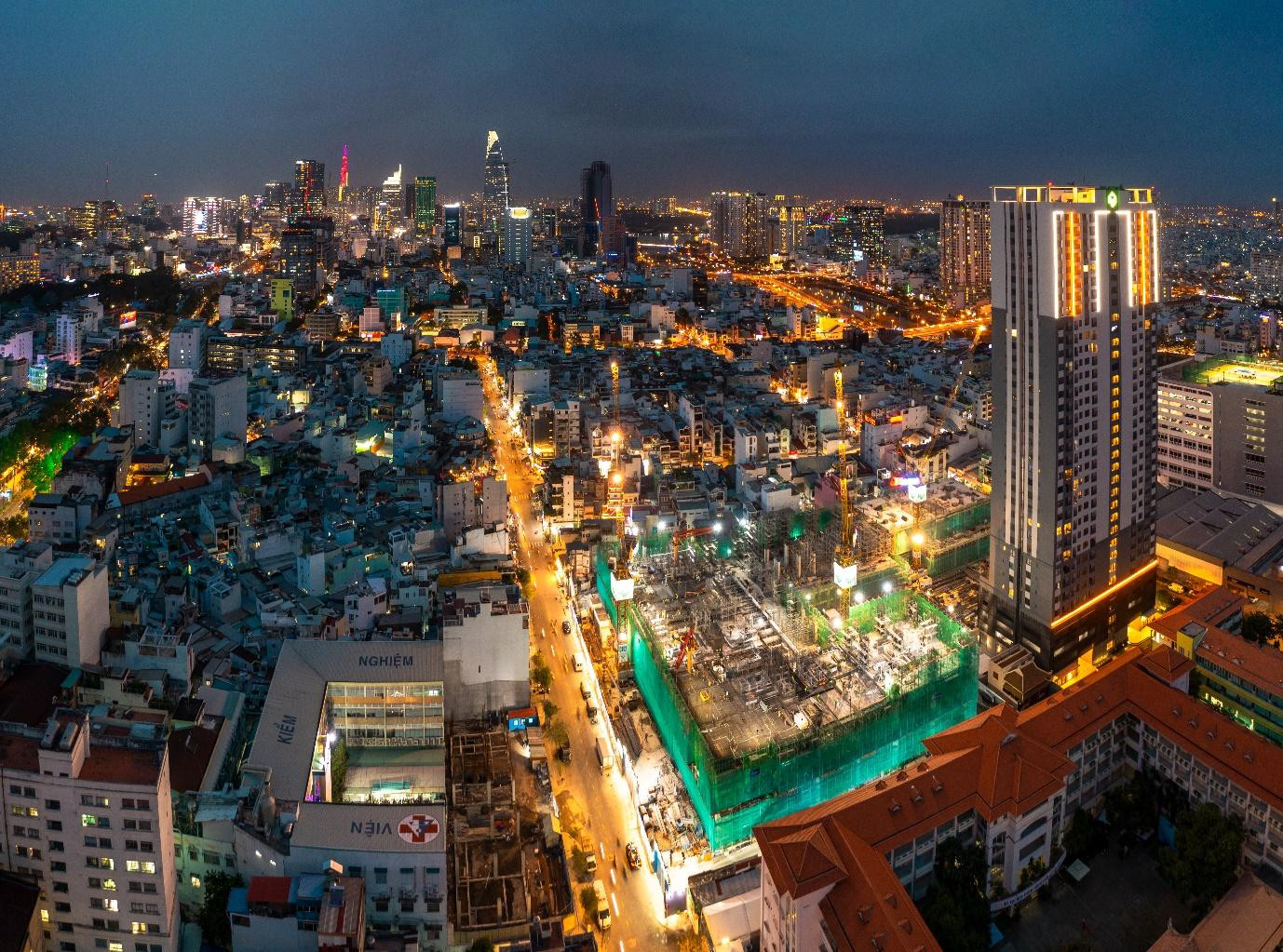 Công trường dự án The Grand Manhattan, nơi ngày đêm hối hả kiến tạo một mốc son mới trên bản đồ trung tâm thành phố.