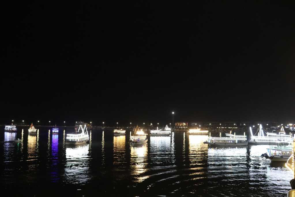 Phố đêm du thuyền đưa khách đi tham quan Hạ Long về đêm.