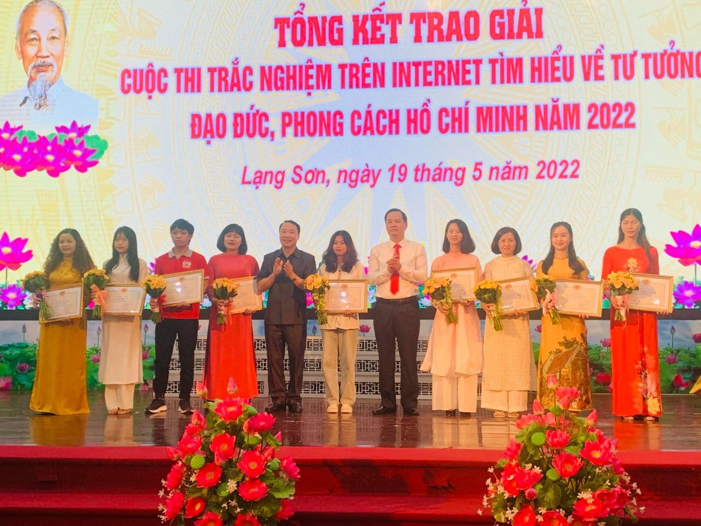 10 cá nhân có bài viết tốt nhận giải Nhì - Ảnh: Duy Chiến 10 cá nhân có bài viết tốt nhận giải Nhì - Ảnh: Duy Chiến