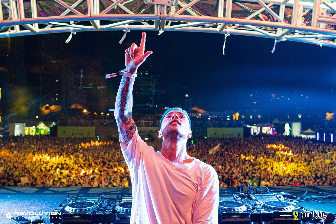 Ravers Việt Nam có dịp “đốt cháy” toàn bộ năng lượng trong set nhạc “đỉnh chóp" của Bassjacker