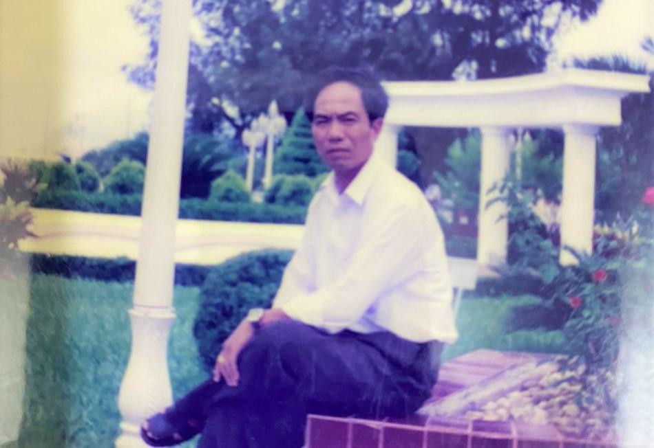 “Các đầu ngón tay, ngón chân của tôi hay bị tê, có cảm giác như bị kim châm, nhói buốt rất khó chịu. Cầm đồ vật cũng không chắc chắn, cảm giác bước đi cũng không thật, ảnh hưởng rất lớn đến công việc và sinh hoạt thường ngày của tôi.”