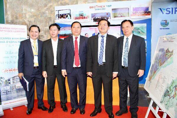 Lãnh đạo tỉnh Bình Định và Becamex IDC chụp hình lưu niệm