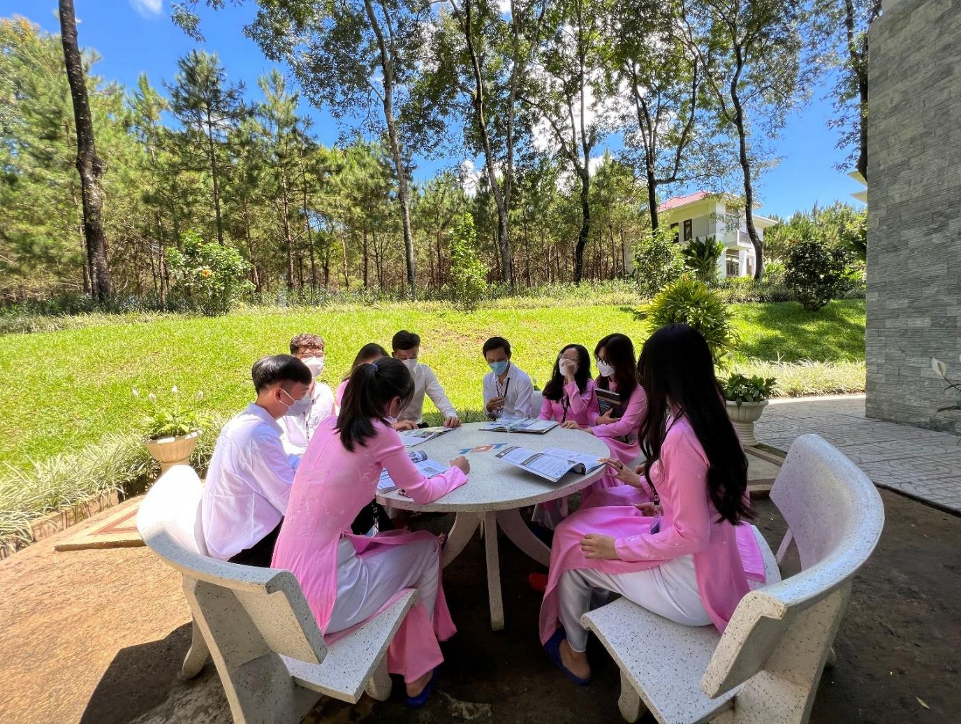 … và sôi nổi thảo luận với không gian ngoài