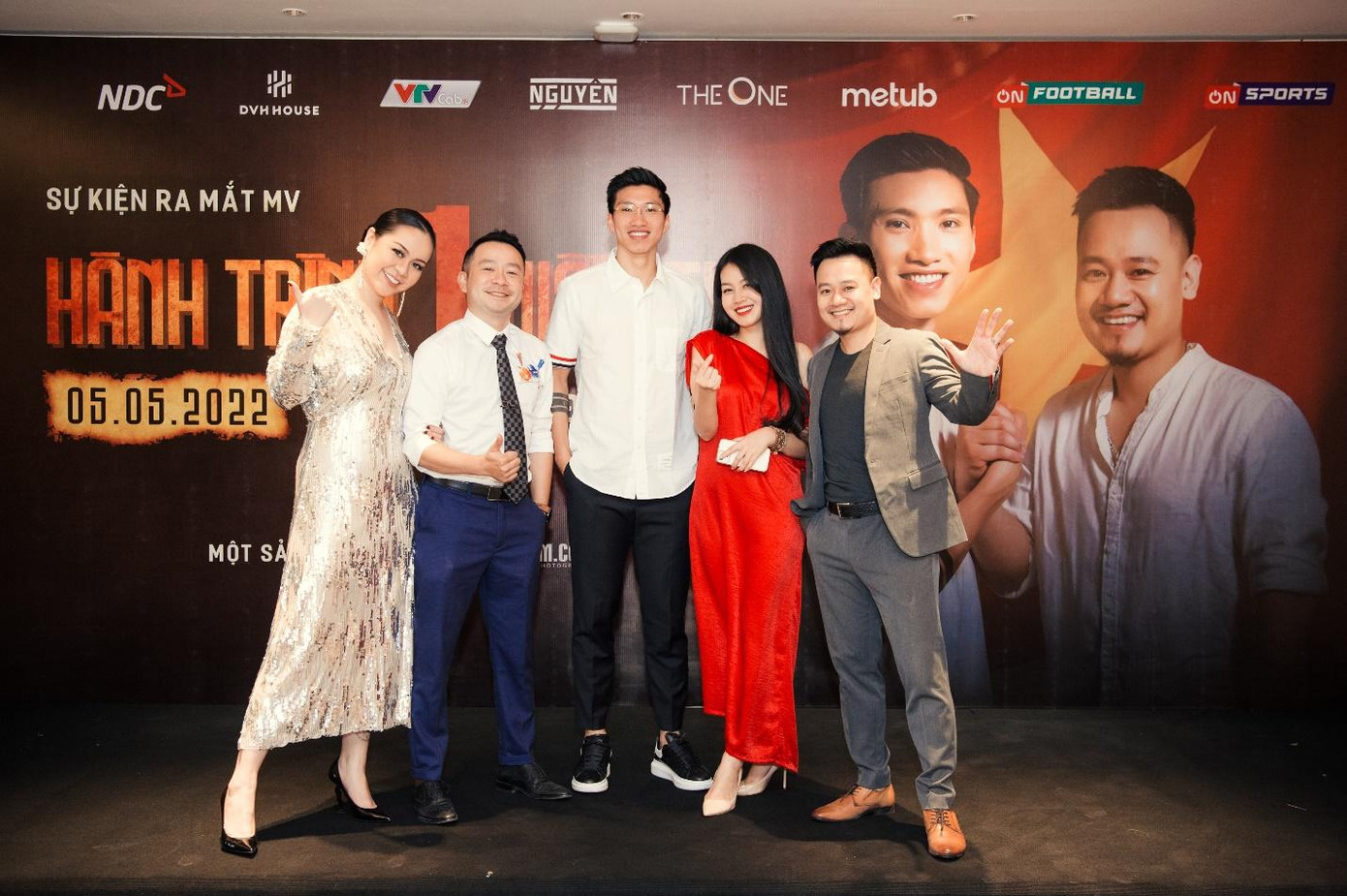 Giám đốc sản xuất Vũ Hạnh Nguyên, MC Mạnh Thắng VOV Giao thông, cầu thủ Đoàn Văn Hậu, MC Hồng Nhung VTV, nhạc sĩ Nguyễn Đức Cường. Giám đốc sản xuất Vũ Hạnh Nguyên, MC Mạnh Thắng VOV Giao thông, cầu thủ Đoàn Văn Hậu, MC Hồng Nhung VTV, nhạc sĩ Nguyễn Đức Cường.