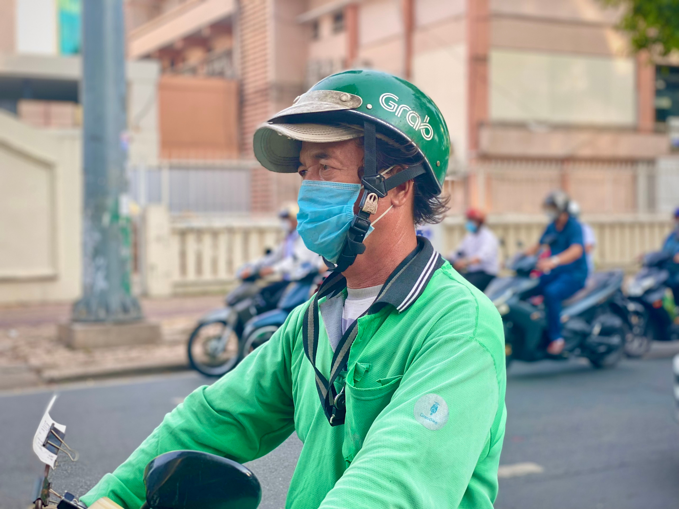 Ông Khiêm ngày ngày cần mẫn hoàn thành những cuốc xe để duy trì thu nhập ổn định