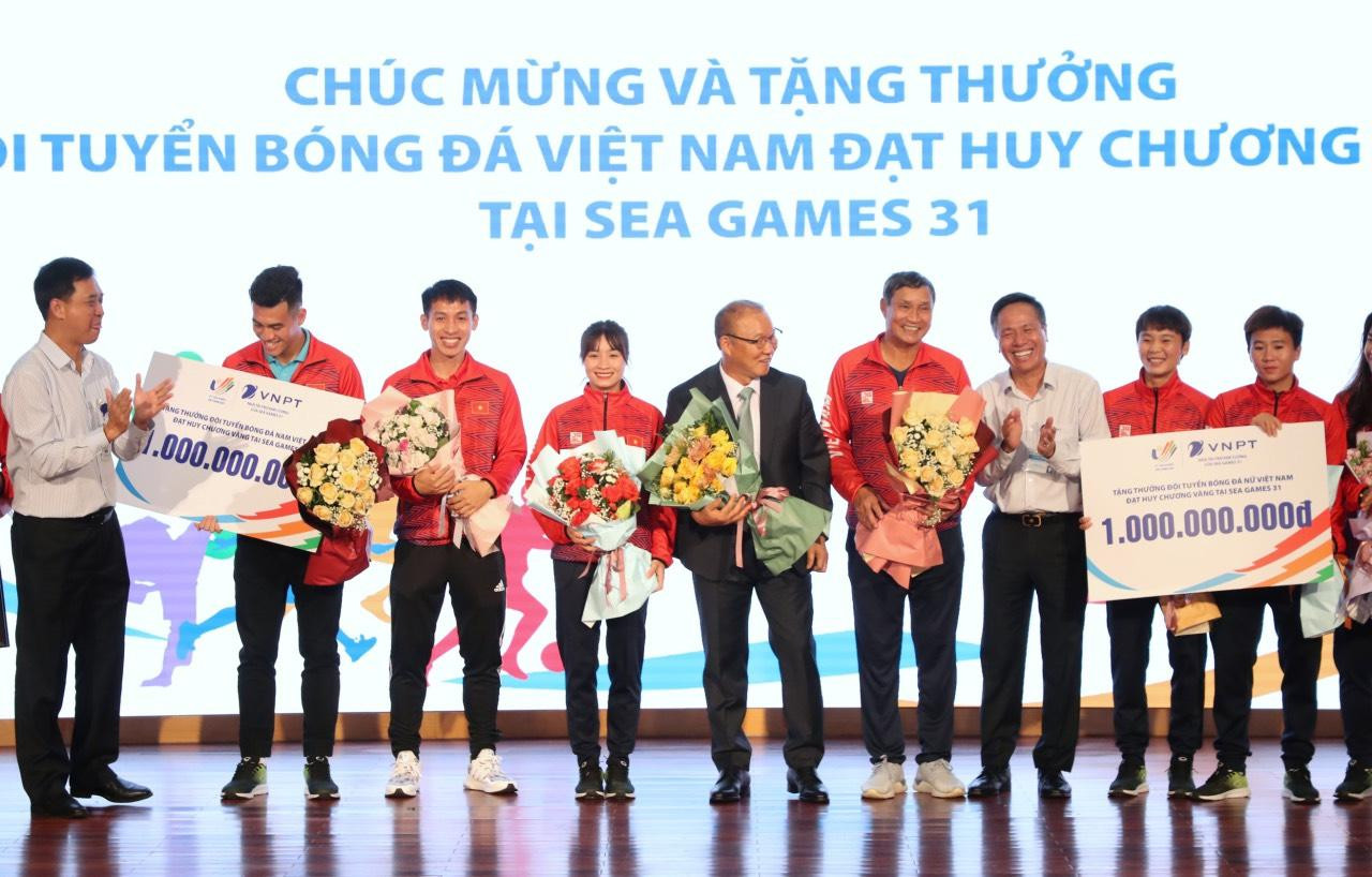 VNPT trao thưởng cho 2 đội tuyển bóng đá nam và nữ VNPT trao thưởng cho 2 đội tuyển bóng đá nam và nữ