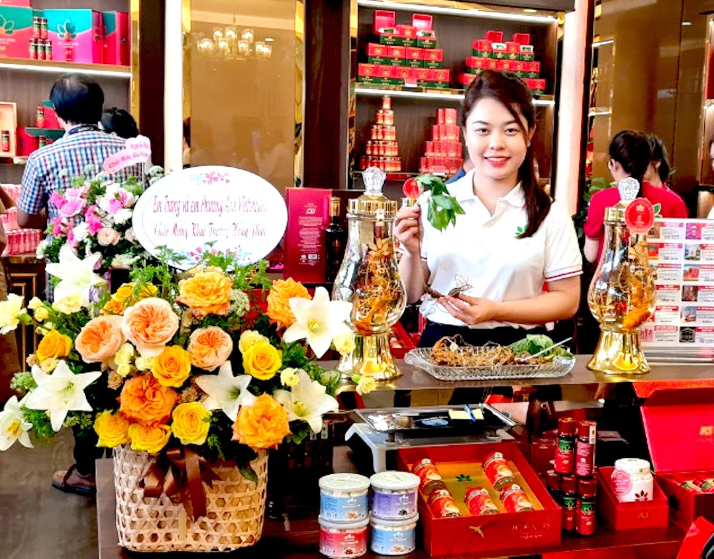 Các sản phẩm ở Showroom Sâm Ngọc Linh Kon Tum K5 tại thành phố Ninh Bình rất đa dạng về chất lượng, mẫu mã để phục vụ nhu cầu của khách hang Các sản phẩm ở Showroom Sâm Ngọc Linh Kon Tum K5 tại thành phố Ninh Bình rất đa dạng về chất lượng, mẫu mã để phục vụ nhu cầu của khách hang