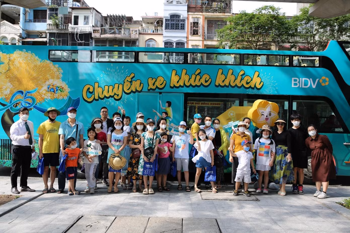 Chuyến xe khúc khích với thiết kế không gian tầng hai mở, giúp khách hàng ngắm trọn vẹn các điểm thăm quan.