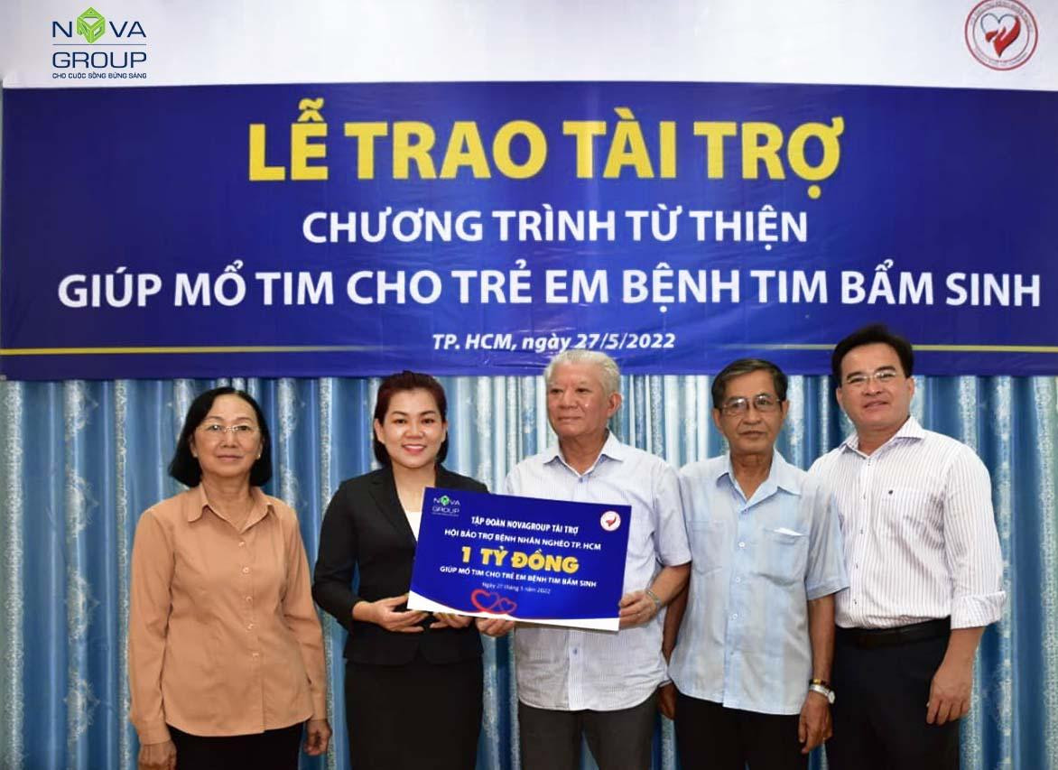 Đại diện Hội Bảo trợ Bệnh nhân nghèo TP.HCM nhận bảng tài trợ từ đại diện Tập đoàn