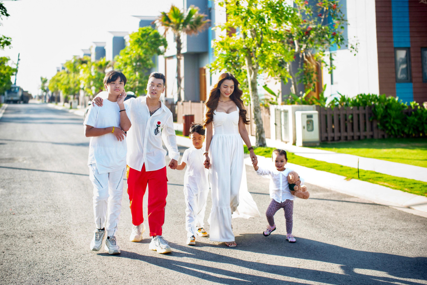 Ca sĩ Ưng Hoàng Phúc cùng bà xã Kim Cương và 3 con