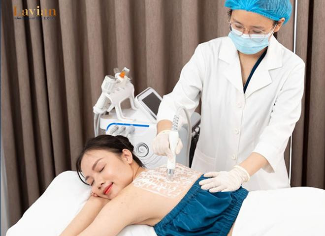 Chuyên gia đang trị viêm da bằng hoạt chất Bioskin cho khách hàng