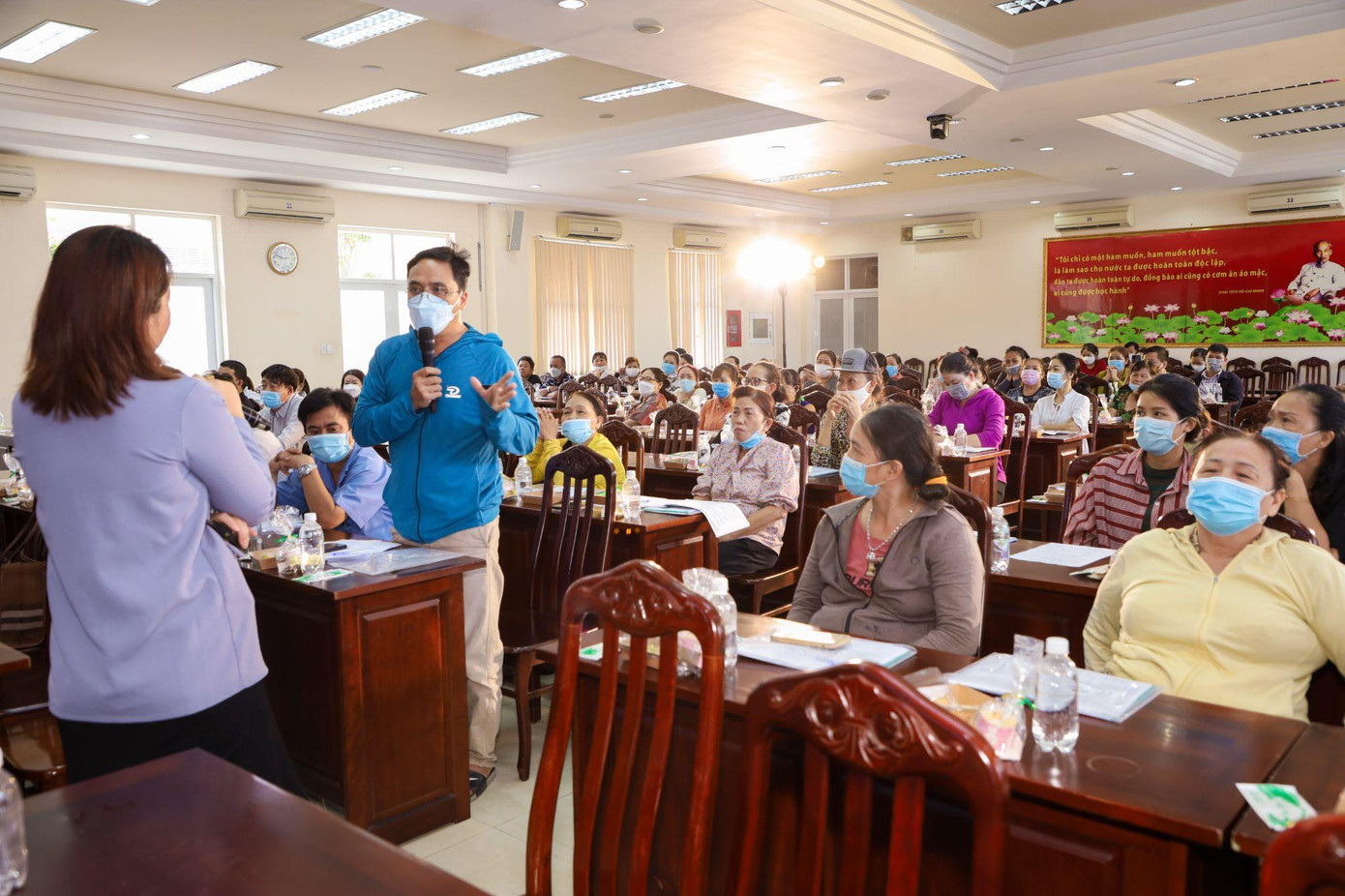 Các tiểu thương chợ truyền thống được tập huấn về an toàn thực phẩm và hỗ trợ chuyển đổi số bởi đại diện Ban quản lý ATTP TP.HCM và Grab Các tiểu thương chợ truyền thống được tập huấn về an toàn thực phẩm và hỗ trợ chuyển đổi số bởi đại diện Ban quản lý ATTP TP.HCM và Grab