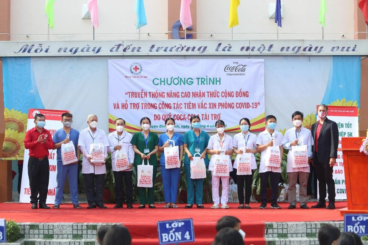 Từ khi dịch bệnh Covid-19 bùng phát tại Việt Nam, Coca-Cola luôn nỗ lực hiện thực hóa cam kết đồng hành và hỗ trợ đất nước bất cứ khi nào có thể, để cùng cộng đồng chiến thắng trong cuộc chiến cam go này. Từ khi dịch bệnh Covid-19 bùng phát tại Việt Nam, Coca-Cola luôn nỗ lực hiện thực hóa cam kết đồng hành và hỗ trợ đất nước bất cứ khi nào có thể, để cùng cộng đồng chiến thắng trong cuộc chiến cam go này.