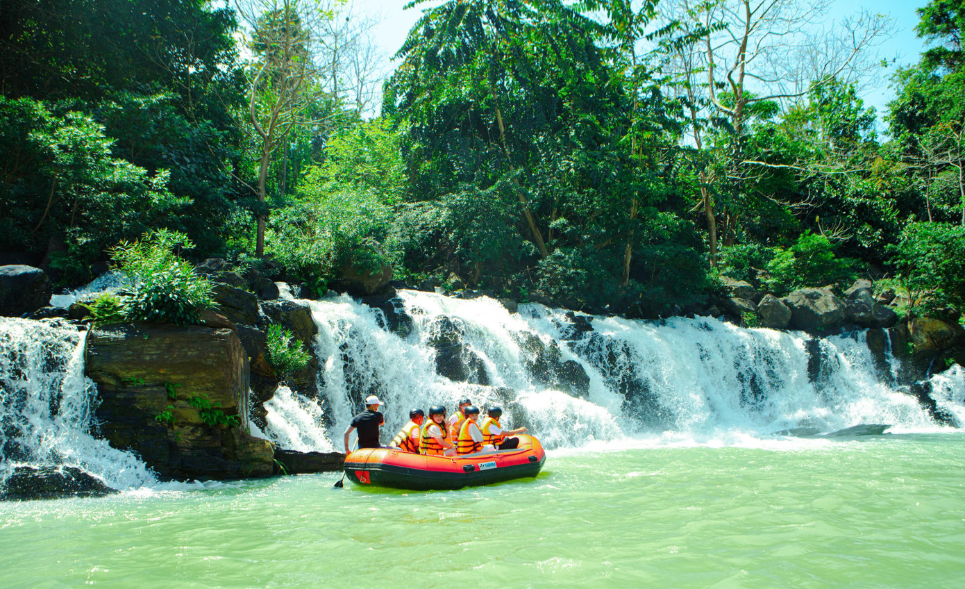 Du khách hào hứng khi vượt thác ngắm cảnh đẹp trên sông Sêrêpôk Du khách hào hứng khi vượt thác ngắm cảnh đẹp trên sông Sêrêpôk