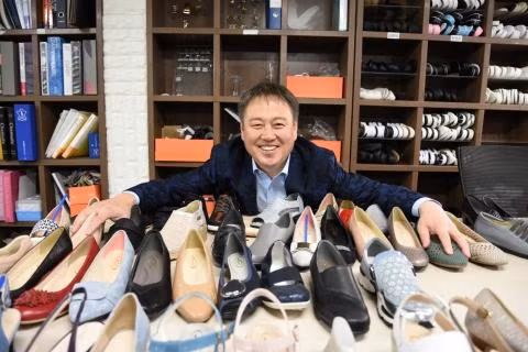 CEO Kim Won Gil cùng các sản phẩm của Vainer