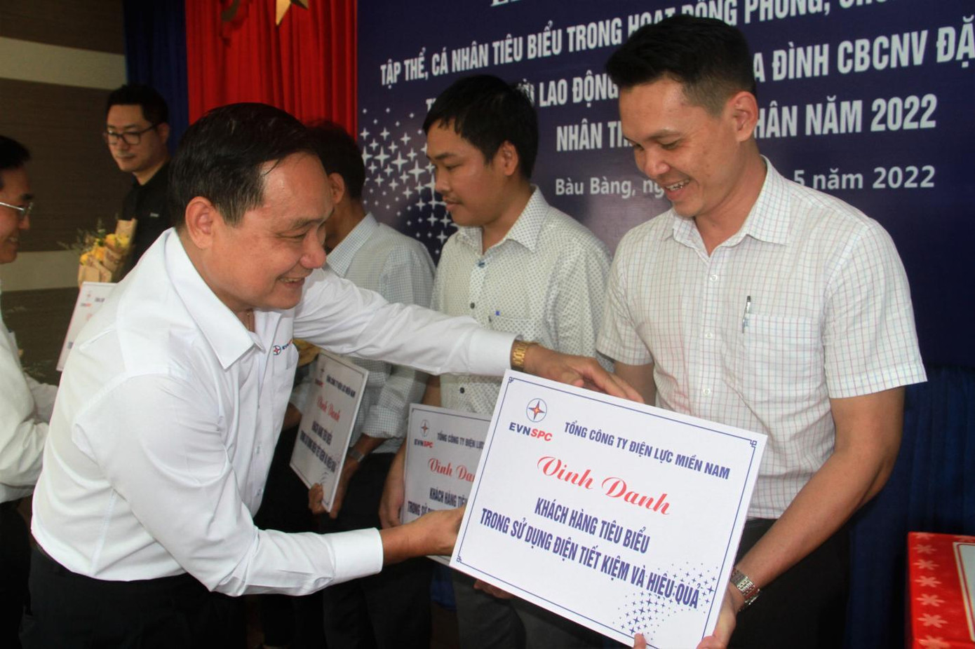 Ông Nguyễn Văn Hợp – Chủ tịch Hội đồng thành viên EVNSPC tri ân khách hàng sử dụng thiết bị điện an toàn, hiệu quả.