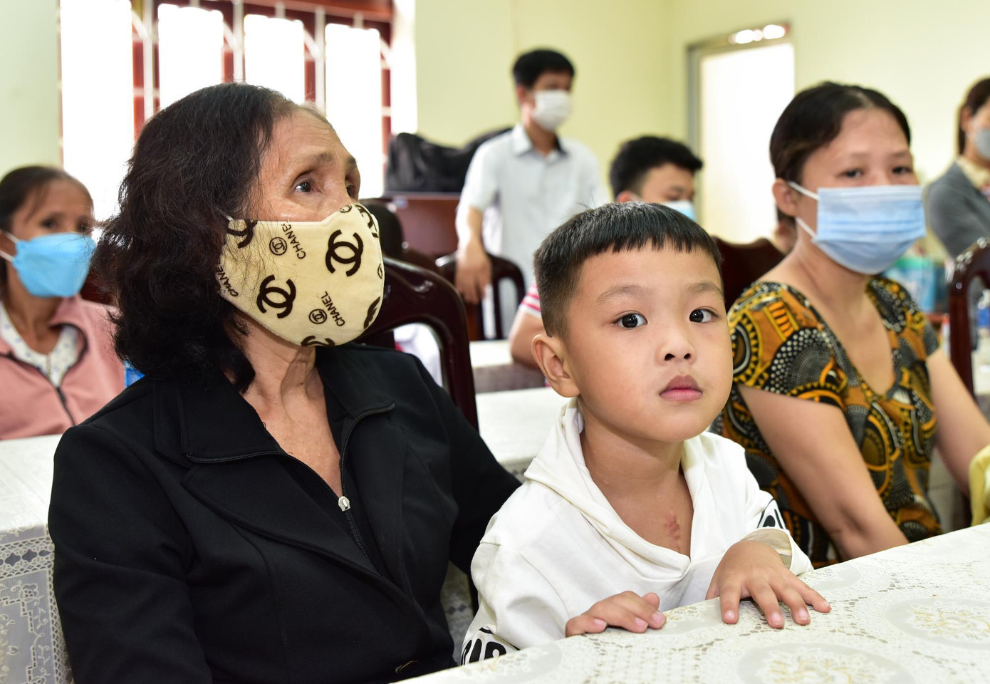 Bà Châu Thị Úc (quận 12, TP.HCM) cùng cháu Đào Thanh Tiến Lộc (6 tuổi) tại lễ trao tặng.