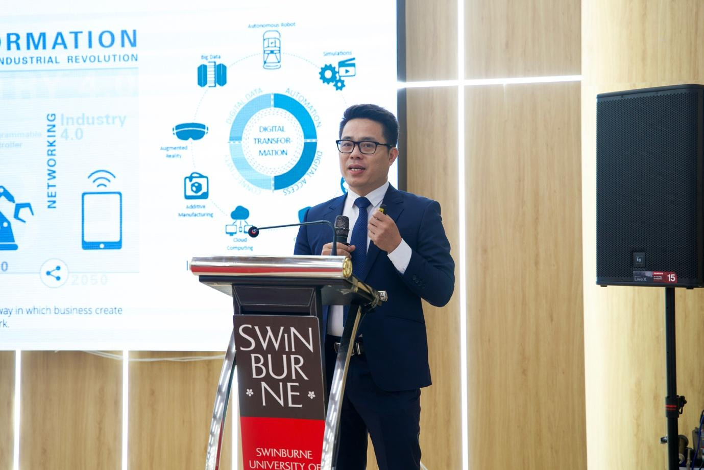 TS. Lê Anh Ngọc – Giám đốc Swinburne Innovation Space chia sẻ tại hội thảo TS. Lê Anh Ngọc – Giám đốc Swinburne Innovation Space chia sẻ tại hội thảo
