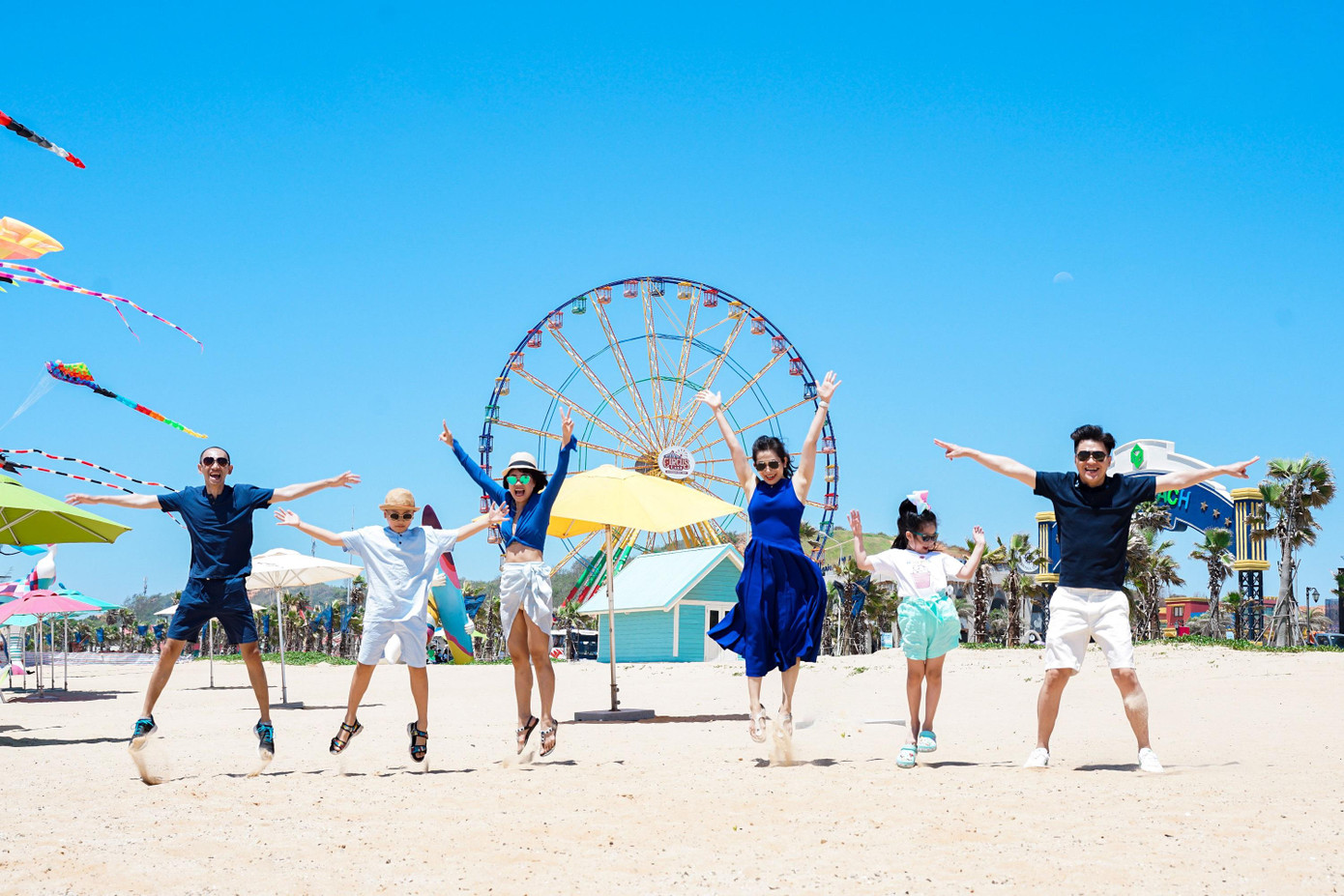 Giây phút cả gia đình nhạc sĩ Thanh Tâm cùng nhau vui chơi trên bãi biển. Ảnh: Novaland Giây phút cả gia đình nhạc sĩ Thanh Tâm cùng nhau vui chơi trên bãi biển. Ảnh: Novaland