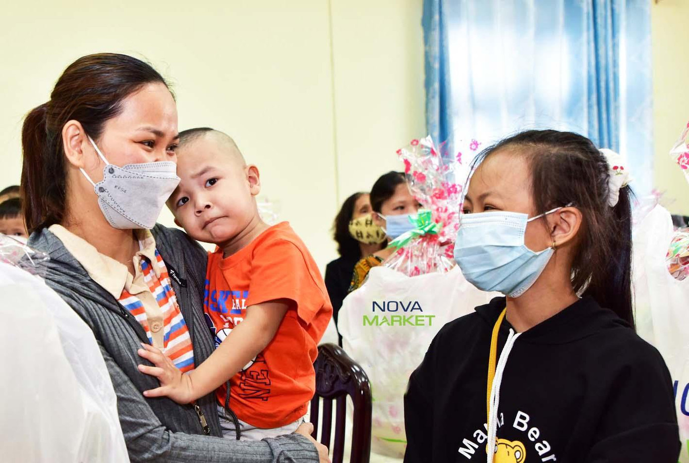 Đại diện gia đình và các bé tại buổi lễ trao tặng.