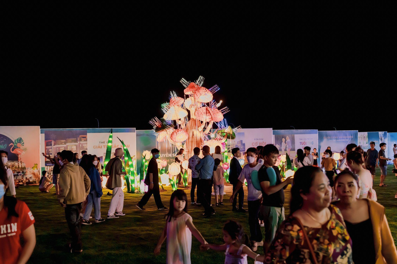 Phố đi bộ đêm tại Mũi Né Summerland sẽ thường xuyên diễn ra các chương trình lễ hội âm nhạc, nghệ thuật vui chơi, giải trí, hút du khách khi đến TP Phan Thiết Phố đi bộ đêm tại Mũi Né Summerland sẽ thường xuyên diễn ra các chương trình lễ hội âm nhạc, nghệ thuật vui chơi, giải trí, hút du khách khi đến TP Phan Thiết