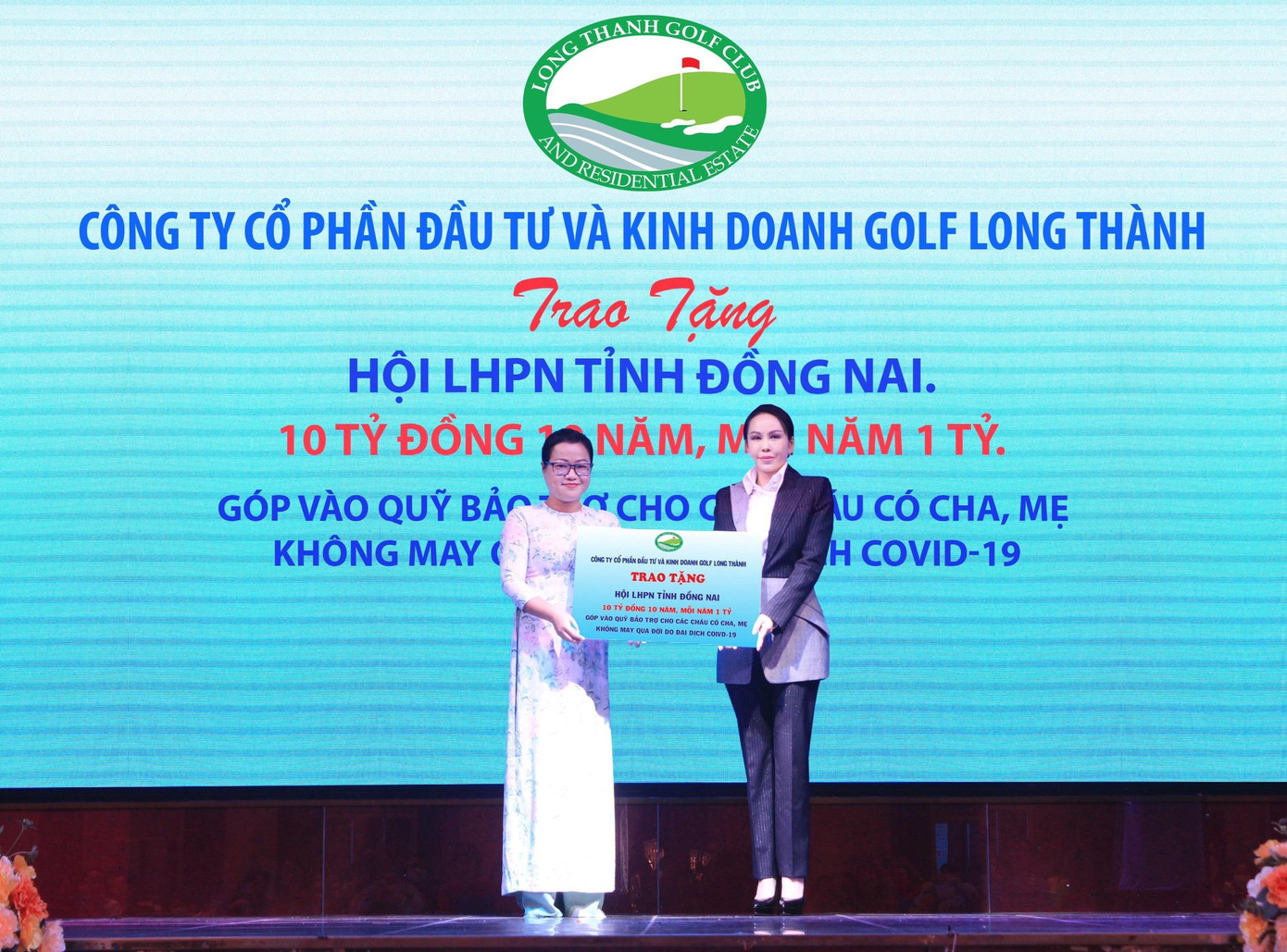 Bà Lê Nữ Thùy Dương – Phó Chủ tịch HĐQT Golf Long Thành (bên phải) trao bảng biểu trưng tài trợ cho đại diện lãnh đạo Hội Liên hiệp phụ nữ tỉnh Đồng Nai Bà Lê Nữ Thùy Dương – Phó Chủ tịch HĐQT Golf Long Thành (bên phải) trao bảng biểu trưng tài trợ cho đại diện lãnh đạo Hội Liên hiệp phụ nữ tỉnh Đồng Nai