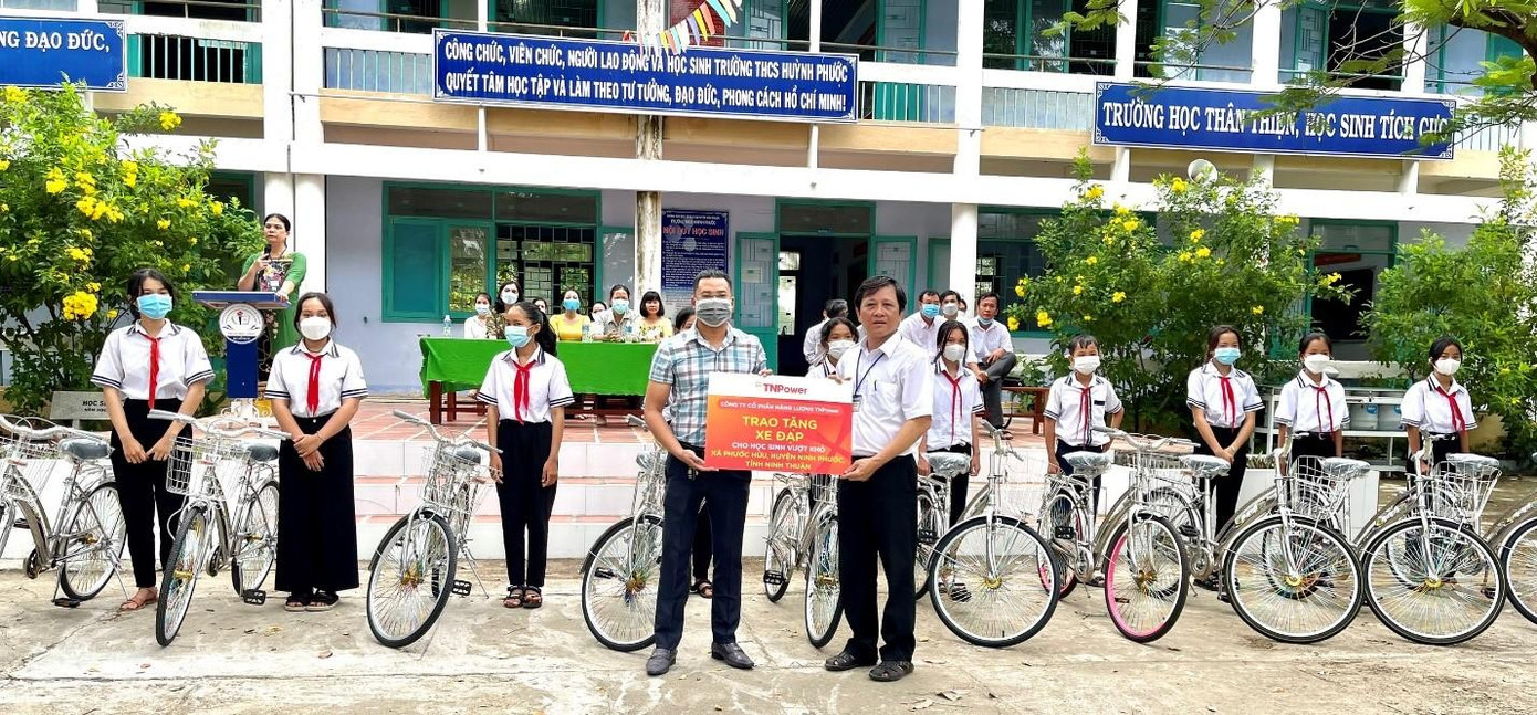 Đại diện TNPower trao tặng xe đạp tại trường THCS Huỳnh Phước